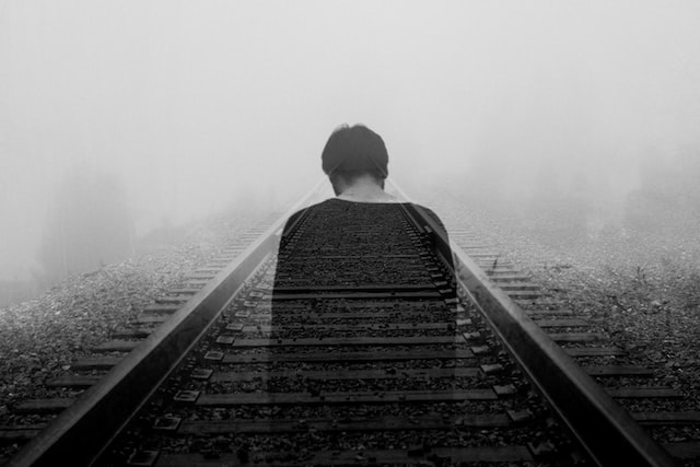 depresija, vienatvė, pilkas fonas, vyras, geležinkelis